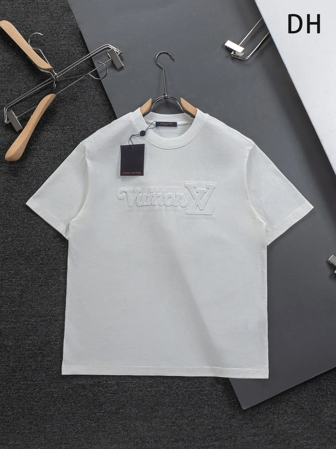 🅿️220 Louis Vuitton 1V LV slightly wide version S-XL LV 26ss new product counters are on the shelves at the same time. Multiple craftsmanship. Three-dimensional water-soluble cotton letters on the chest🪡 embroidery + water-soluble cotton large letters logo on the back🪡 embroidery. Round neck short-sleeved T-shirt, same style for men and women! Consigned to one-to-one creation. Synchronized with the official website, pure cotton fabrics at the counter! It is close to the skin and comfortable, durable and easy to wear. It has a classic and simple logo design and meticulous original craftsmanship. Short-sleeves, a must-have item for men, do not appear to be the same for the general public, but must be unique and eye-catching. This LV short-sleeve is all about quality, comfort, the same shape and fashion as always, including fabrics and cutting techniques. All of them have been made with great effort! 320 grams of washed pure cotton fabric, pure cotton is breathable, very refreshing and comfortable for daily wear. The rib knitting on the neckline is smooth and tight, and the neckline will not be skewed if you toss it at will. The loose version, you will find that it looks really good on the upper body. The overall is minimalist and neat, super versatile for daily use! Pair it casually with a pair of pants for a youthful look. A T-shirt will make your outfit crazy. It is a fashionable item that can never go wrong! Color: Black White Size: S-XL Size chart: S: Shoulder width 50-Bust 56-Length 70 M: Shoulder width 52-Bust 57-Length 72 L: Shoulder width 54-Bust 59-Length 74 XL: Shoulder width 56-Bust 62-Length 76